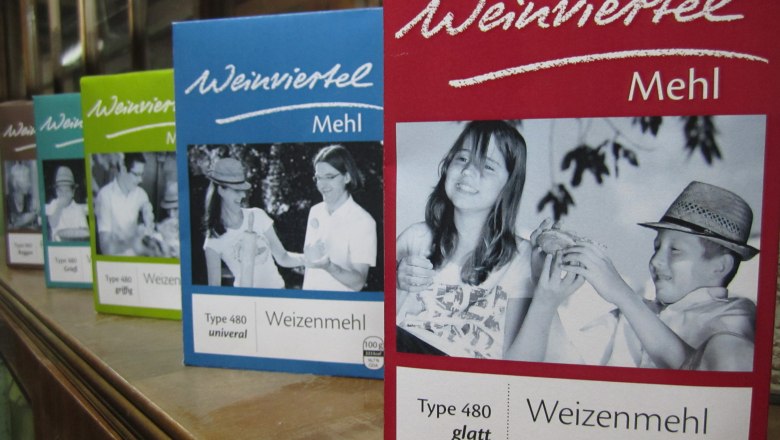 Weinviertel Mehl, © Friedrich Zucker Verschiedene Packungen Weinviertel Mehl auf einem Regal.