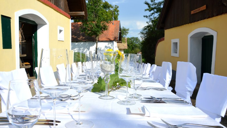 Tafeln in der Kellergasse, © Weinviertel Tourismus Tafeln in der Kellergasse, © Weinviertel Tourismus