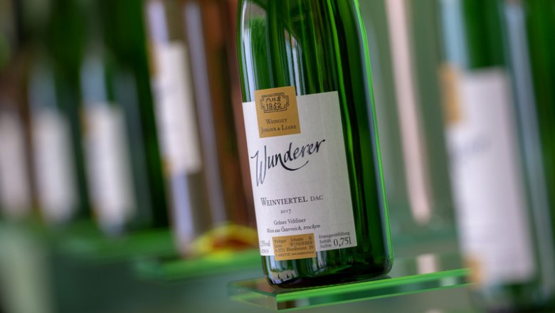 Weinsortiment, © Michael Himml Nahaufnahme einer Weinflasche mit dem Etikett 'Wunderer Weinviertel dac'.