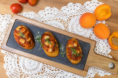 Marillen Bruschetta mit Ziegenkäse, © LEADER Region Weinviertel Ost / Simsan-Fotografie Marillen Bruschetta mit Ziegenkäse, © LEADER Region Weinviertel Ost / Simsan-Fotografie