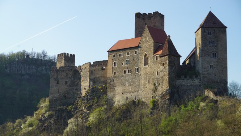 Hardegg Castle, © Jörg Riffer Hardegg Castle on a hill with trees in the foreground.