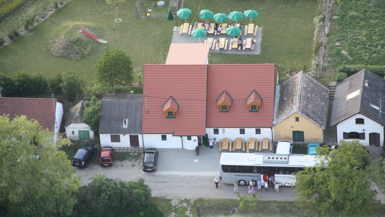 Weingut & Buschenschank Greilinger, © Greilinger Luftaufnahme eines Weinguts mit Terrasse und Bus.