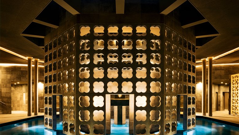 SILENTSPA der Therme Laa, © Therme Laa Innenansicht des SILENTSPA der Therme Laa mit beleuchteten, dekorativen Wänden und einem Wasserbecken.