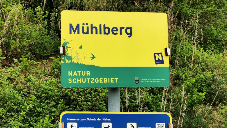 Naturschutzgebiet Mühlberg, © Weinstraße Weinviertel Schild des Naturschutzgebiets Mühlberg mit Hinweisen zum Schutz der Natur.