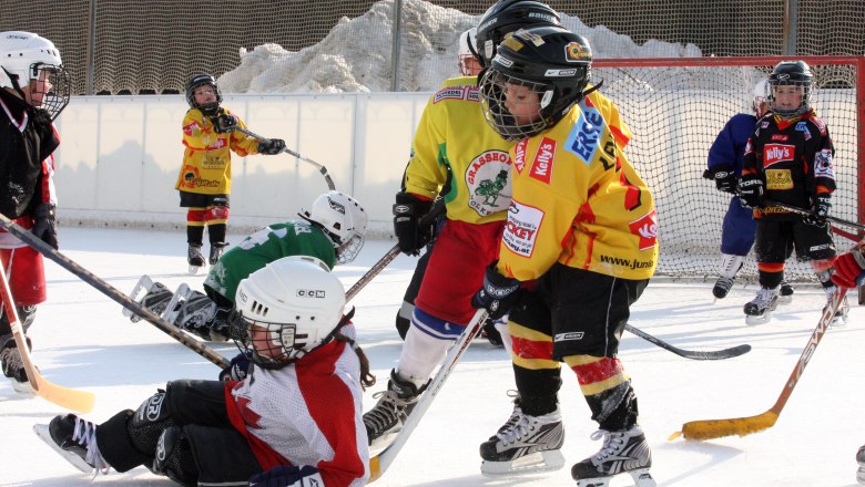 Kunsteisbahn Wolkersdorf, © Kunsteisbahn Wolkersdorf Kinder spielen Eishockey auf einer Außenbahn.