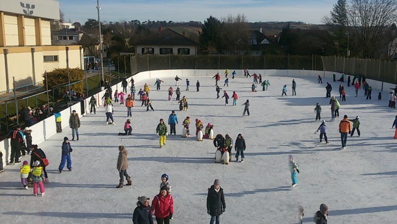 Eislaufplatz Wolkersdorf, © Stadtgemeinde Wolkersdorf Menschen beim Eislaufen auf einem Freiluft-Eislaufplatz in Wolkersdorf.