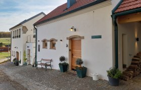 Biohof zum Grünen Baum, © Weinviertel Tourismus GmbH Ein renoviertes Gebäude mit roten Ziegeldächern und weißer Fassade auf einem Biohof.