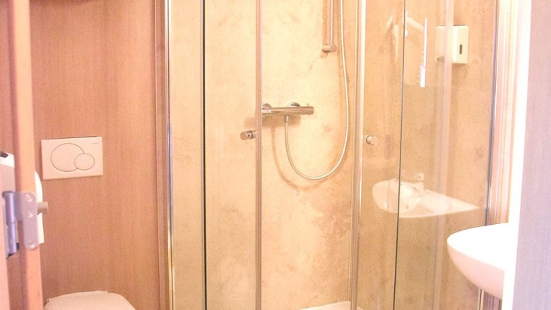 Badezimmer, © Motel Angern Kleines Badezimmer mit Dusche, Toilette und Waschbecken.