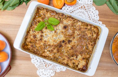 Nuss-Marillen-Crumble mit Marillenröster, © LEADER Region Weinviertel Ost / Simsan-Fotografie Nuss-Marillen-Crumble mit Marillenröster, © LEADER Region Weinviertel Ost / Simsan-Fotografie