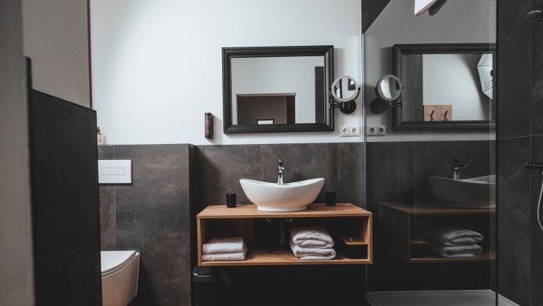 Badezimmer, © Chalaalets Modernes Badezimmer mit Waschbecken, Spiegel, Toilette und Dusche.