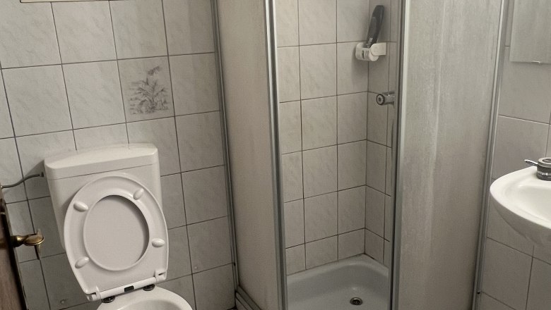 Badezimmer, © Gästehaus Weinwurm Badezimmer mit Dusche, Toilette und Waschbecken.