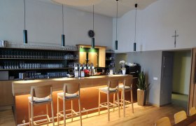 Gasthaus zum Doppeladler, © Hlavacek Innenansicht einer Bar mit Holztheke und Barhockern.