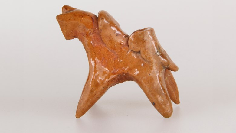 Saddled lance horse made of clay, © Landessammlungen Niederösterreich / UF-23.000 Ceramic figure of a stylized horse with rider.