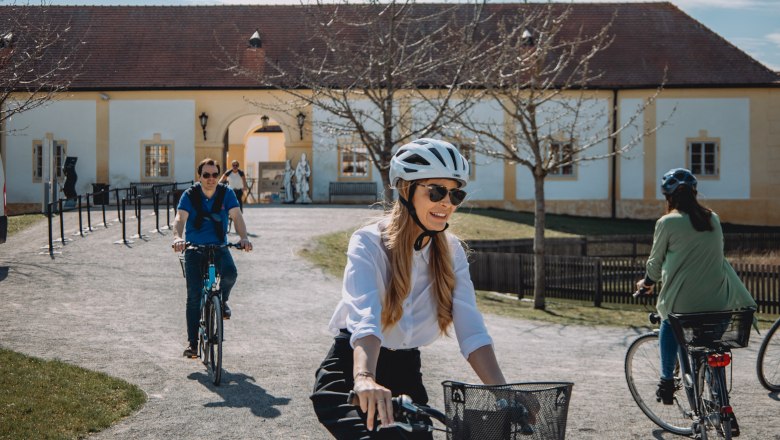 Radfahren bei Schloss Hof, © Schloß Schönbrunn Kultur- u. Betriebsges.m.b.H.