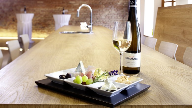 Wein und Snacks auf einem Tisch im Weingut Jungmayr.