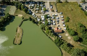 Luftaufnahme eines Badeteichs mit Campingplatz in Poysdorf.