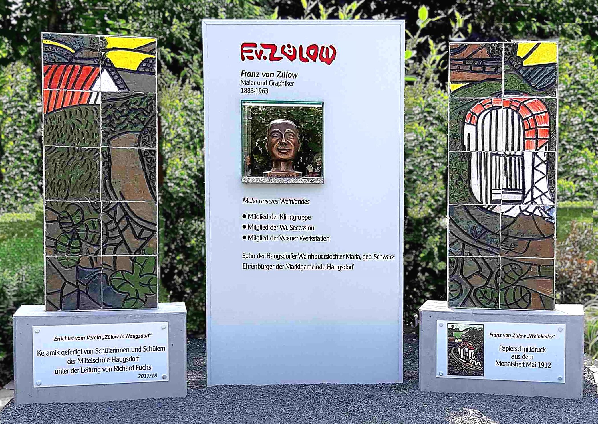 Pamätník Franza von Zülowa s keramickými tabuľami a informačnou tabuľou v záhrade.