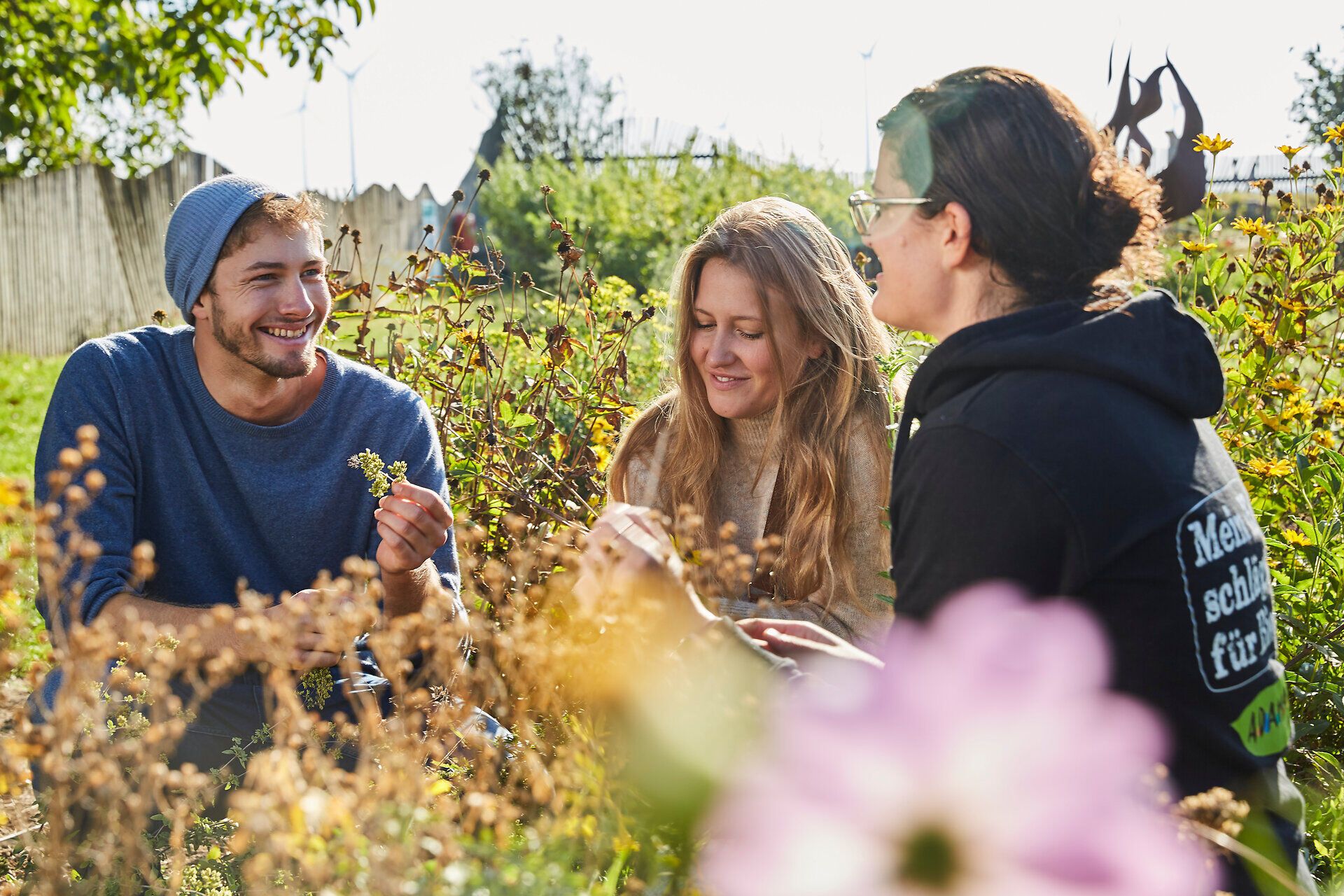 Inmitten einer blühenden Wiese sitzen drei Freunde entspannt zusammen und genießen die frische Luft. Umgeben von bunten Wildblumen und dem sanften Rauschen der Natur, teilen sie fröhliche Gespräche und sammeln Kräuter für ihre nächste Mahlzeit. Diese harmonische Atmosphäre lädt dazu ein, die Schönheit der Natur in vollen Zügen zu erleben.