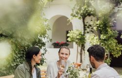 Inmitten der sanften Hügel des Weinviertels genießen Freunde eine gesellige Weinverkostung. Umgeben von üppigem Grün und blühenden Pflanzen, stoßen sie fröhlich mit Gläsern an und lassen sich von regionalen Köstlichkeiten verwöhnen. Die Atmosphäre ist entspannt und einladend, perfekt für einen unvergesslichen Tag im Weinfrühling.