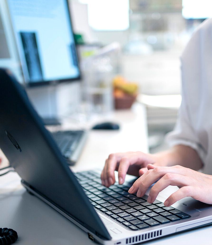 In einer modernen Umgebung wird Gesundheit großgeschrieben. Die ruhige Atmosphäre und die engagierte Fachkraft am Laptop vermitteln ein Gefühl von Sicherheit und Wohlbefinden. Hier wird Vorsorge ernst genommen und die Gesundheit der Patienten steht im Mittelpunkt.