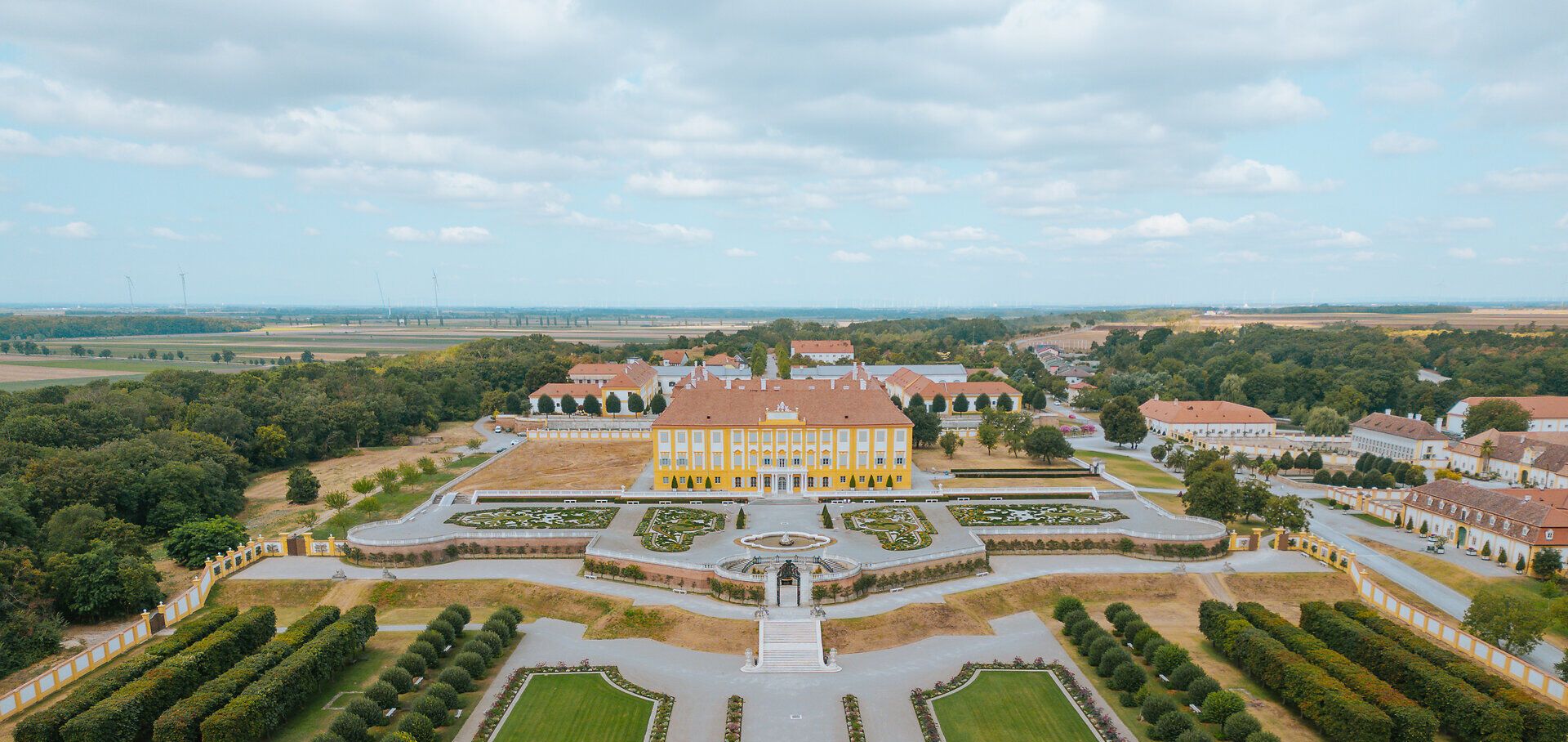 Die weitläufigen Terrassen von Schloss Hof laden zu einem entspannenden Spaziergang ein, umgeben von kunstvoll gestalteten Gärten und prächtigen Pflanzen. Hier entfaltet sich die Schönheit der Natur in harmonischer Verbindung mit der historischen Architektur, während sanfte Brisen die Luft erfüllen und die Sinne beleben.