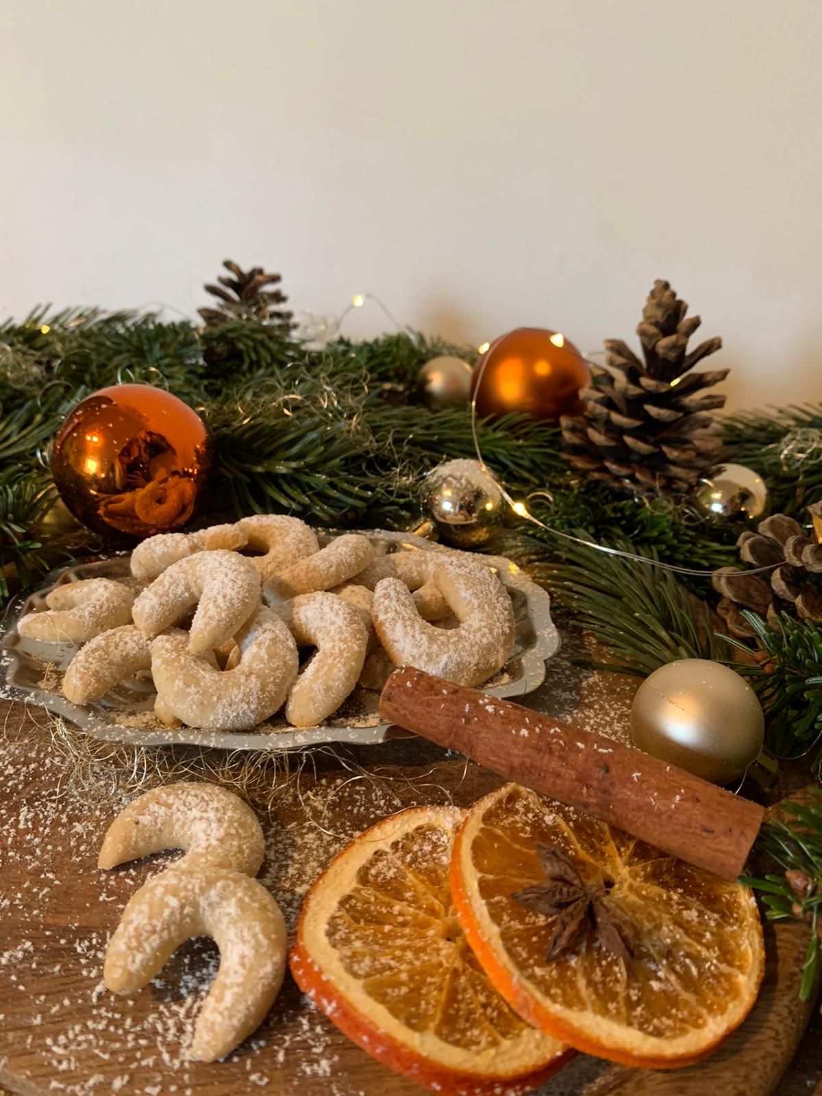 Die Weinviertler Krapferl namens Vanillekipferl liegen auf einem weihnachtlich dekorierten Tisch bereit zum Vernaschen.