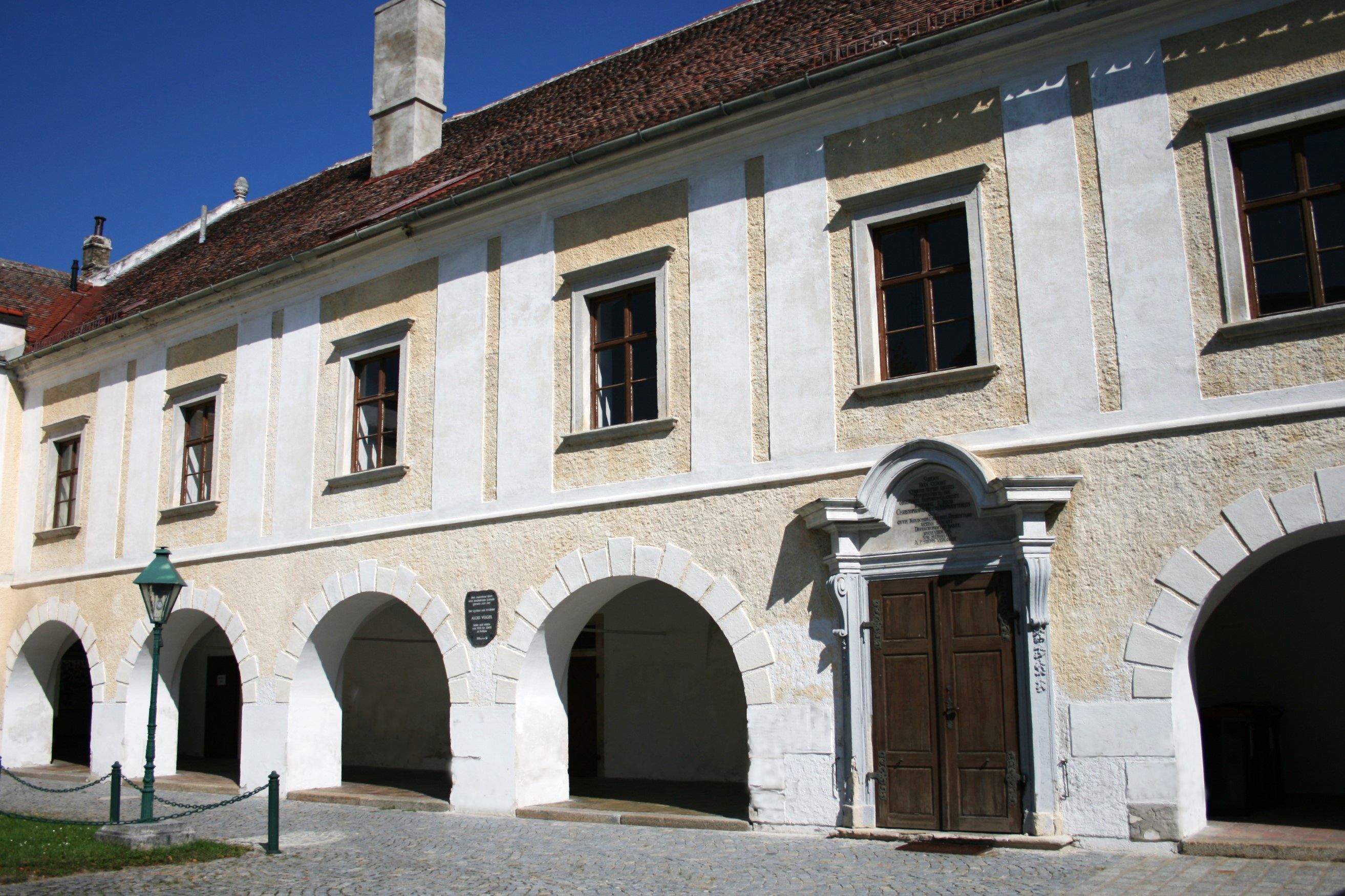 Historisches Gebäude mit Arkaden und Holztür in Pulkau.