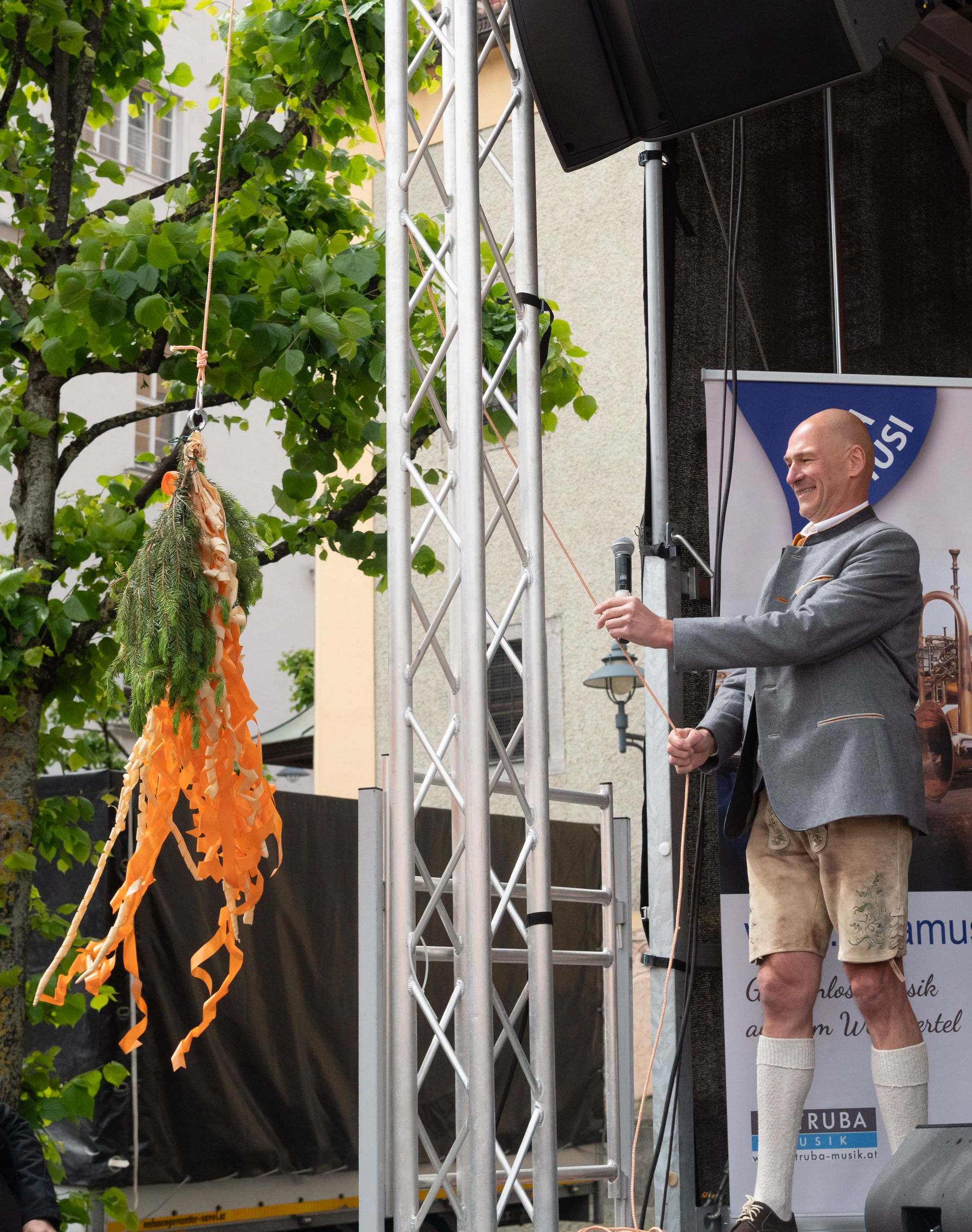 Der traditionelle Buschen (ein Bündel aus gehobelten Holzspänen, Reisig und orangenem Geschenksband) wird aufgezogen und damit ist der Heurigen eröffnet. 