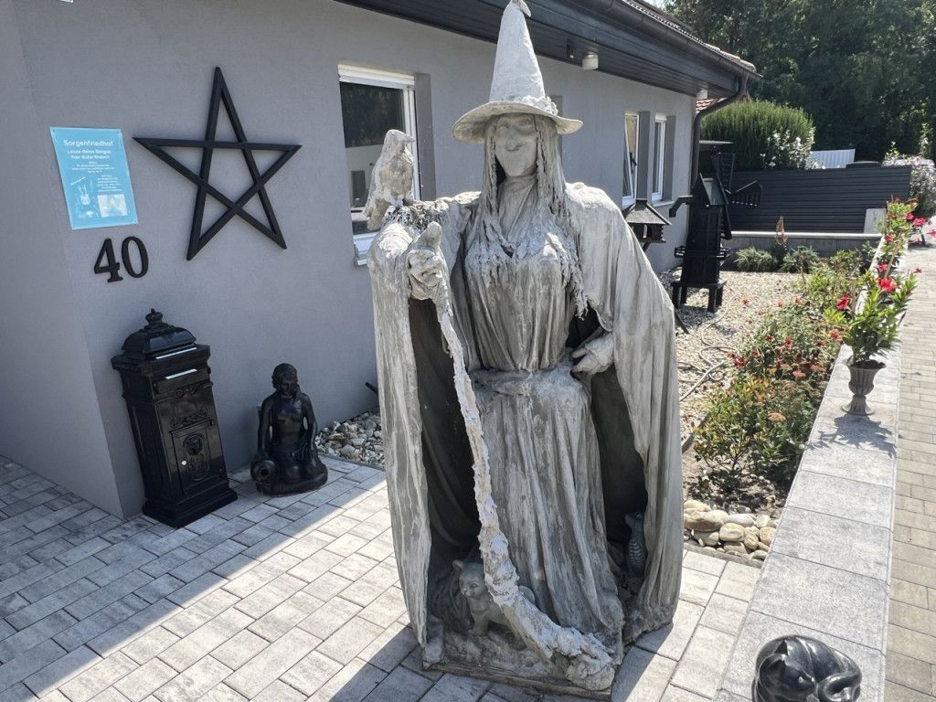 Hexe vor dem Haus