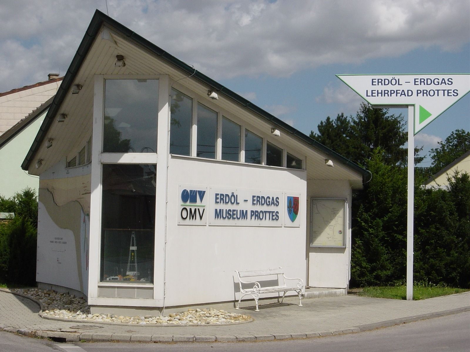 Gebäude des Erdöl-Erdgas Museums Prottes mit Wegweiser.