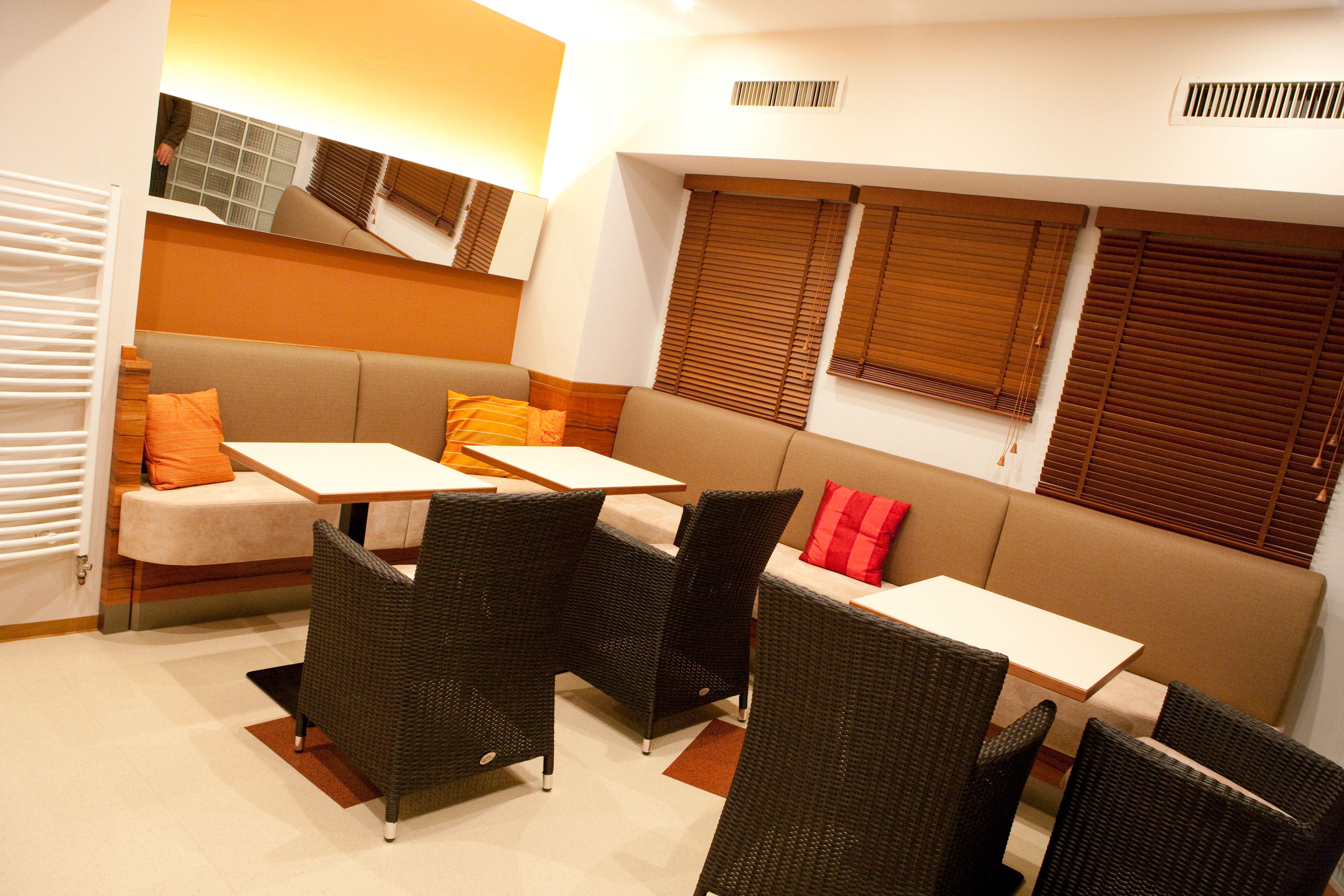 Gemütlicher Lounge-Bereich mit Sofas, Tischen und Stühlen.