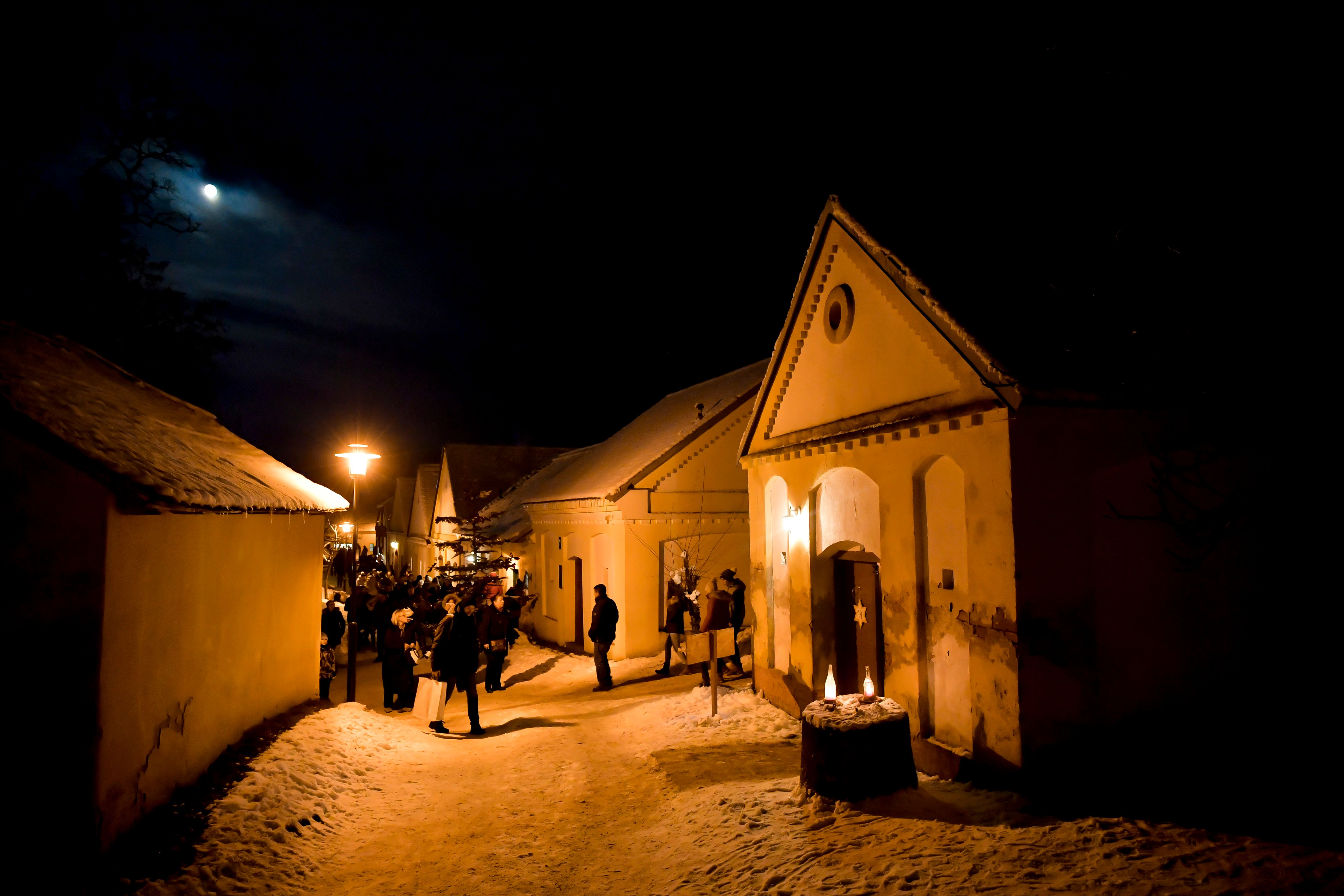 In der winterlichen Kellergasse von Loamgrui erstrahlen die schneebedeckten Hütten im sanften Licht der Laternen. Die ruhige Atmosphäre und der klare Nachthimmel laden dazu ein, die Schönheit der Umgebung zu genießen und die frische, kalte Luft einzuatmen.
