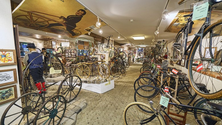 Innenansicht des Fahrradmuseums Retz mit historischen Fahrrädern und Ausstellungsstücken.