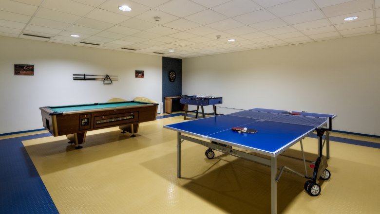 Freizeitraum mit Billardtisch, Tischtennisplatte und Tischfußball im City Hotel.