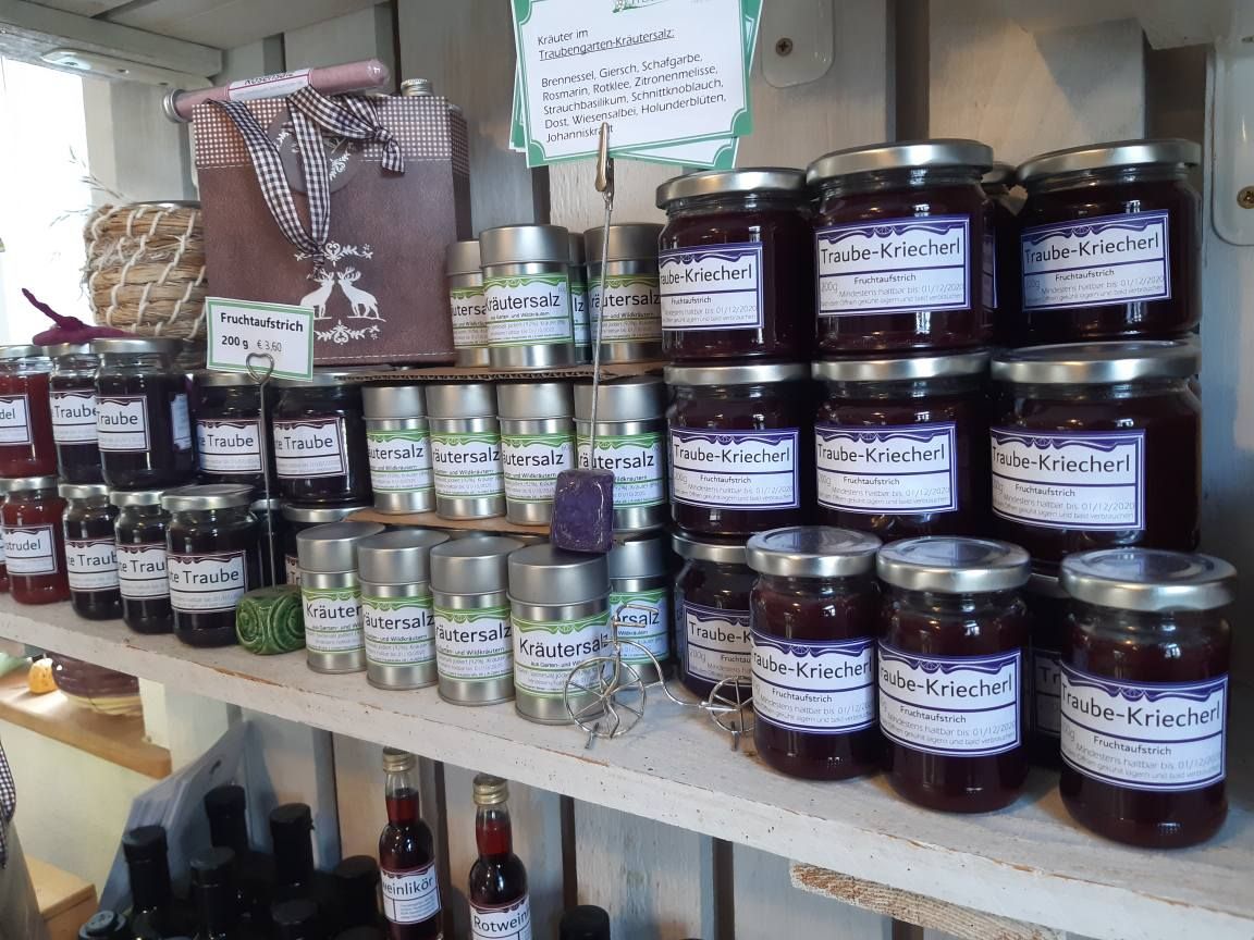 Regal mit Marmeladen und Kräutersalz in einem Hofladen.