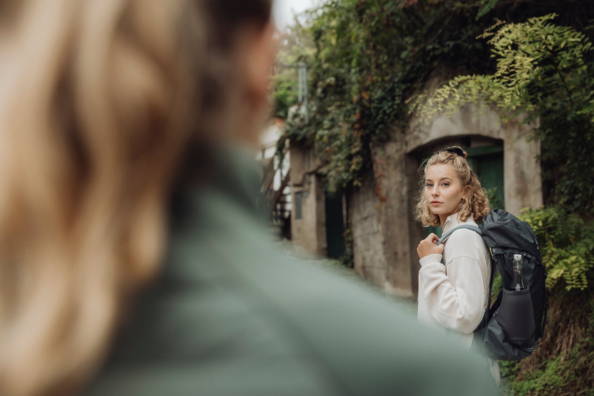 In der malerischen Umgebung von Enzersfeld laden sanfte Hügel und üppige Weinreben zu einem unvergesslichen Weinwandern ein. Die frische Luft und die warmen Sonnenstrahlen schaffen eine einladende Atmosphäre, während die Wanderer die Schönheit der Natur genießen und die köstlichen Weine der Region entdecken.
