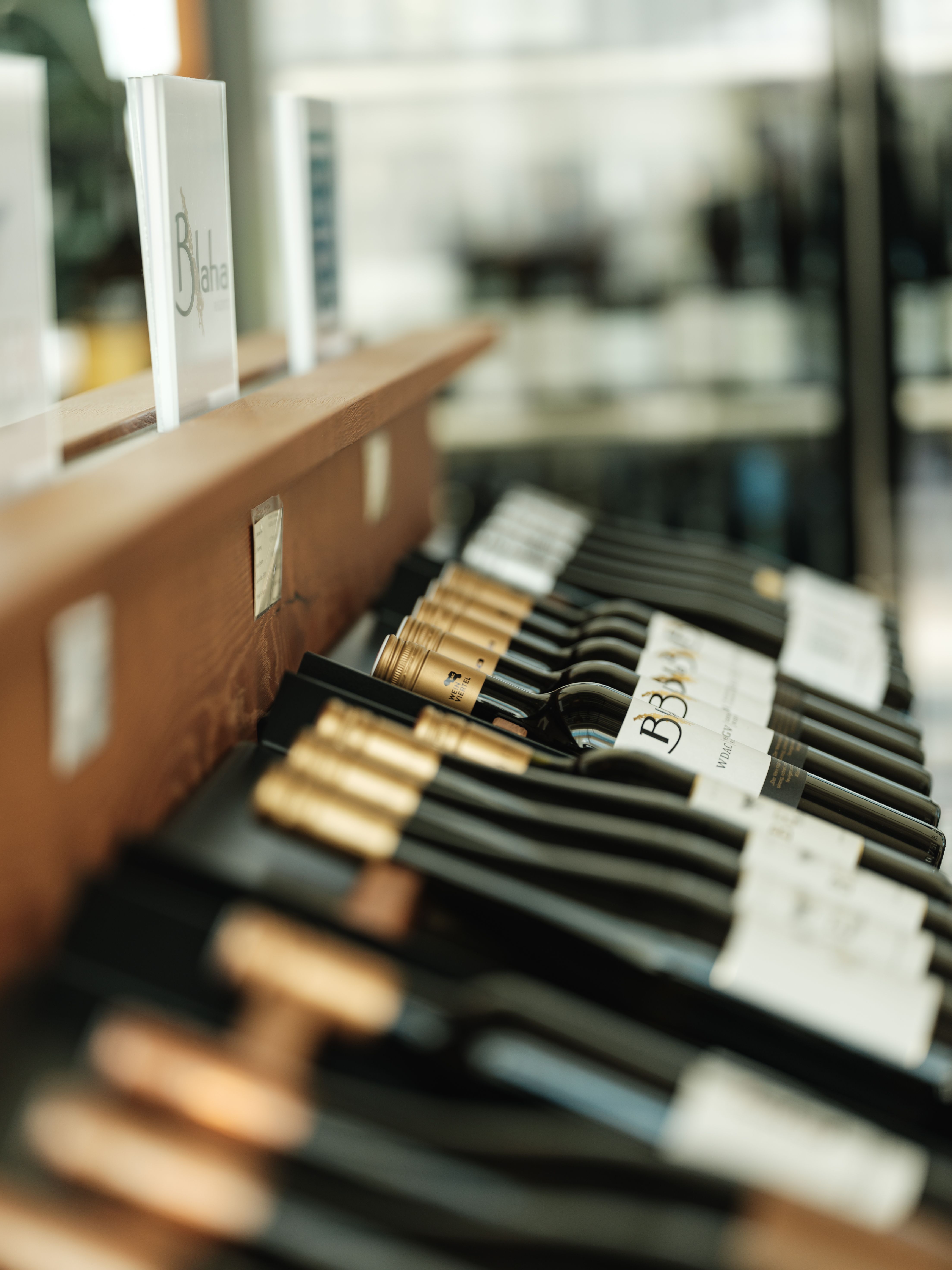 In der Vinothek entfaltet sich die Vielfalt des Weinviertels. Die eleganten Flaschen laden dazu ein, die Aromen und Geschichten der Region zu entdecken. Ein Ort, an dem Genuss und Kultur harmonisch miteinander verschmelzen.