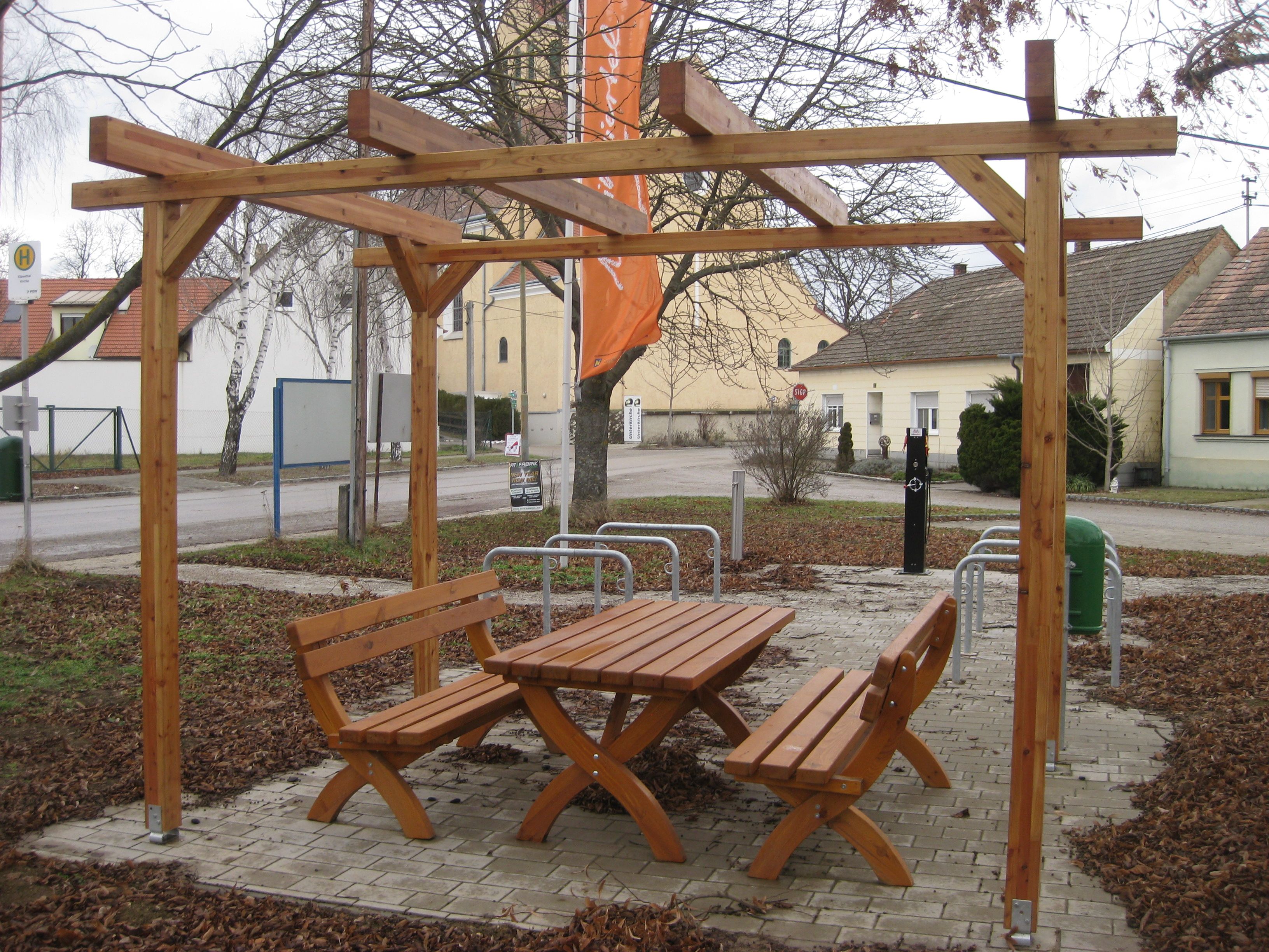 Holzpergola mit Tisch und Bänken auf einem Rastplatz in Eibesthal.