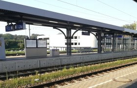 Bahnhof Stockerau mit Bahnsteig und Überdachung.