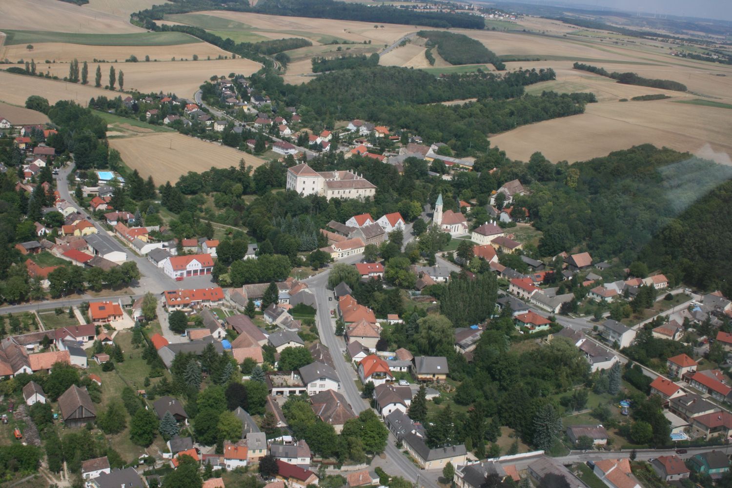 Luftaufnahme von Kreuzstetten mit Feldern und Gebäuden.
