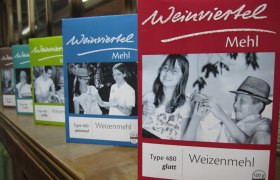 Verschiedene Packungen Weinviertel Mehl auf einem Regal.