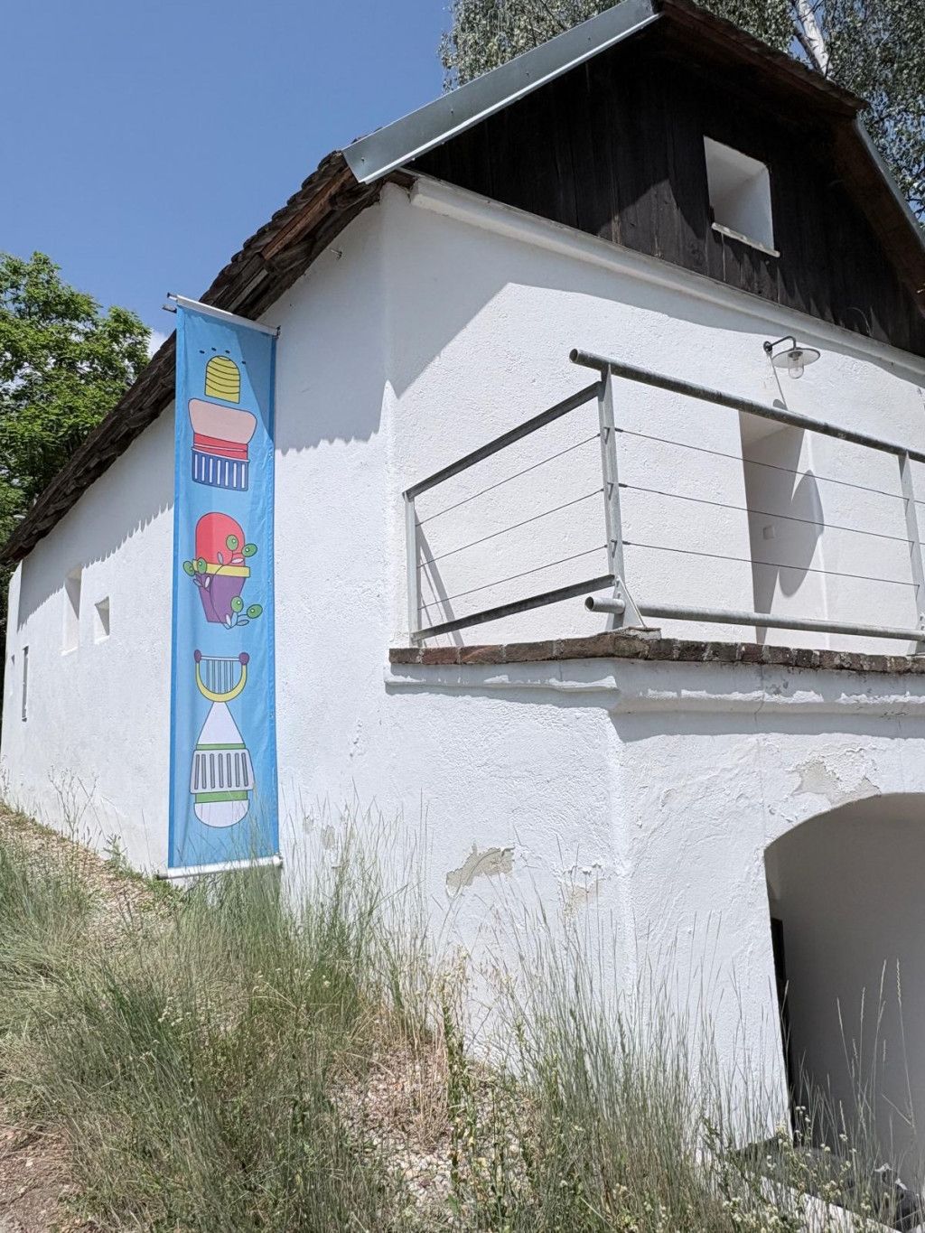 Lesehaus mit Fahne von Hanakam & Schuller