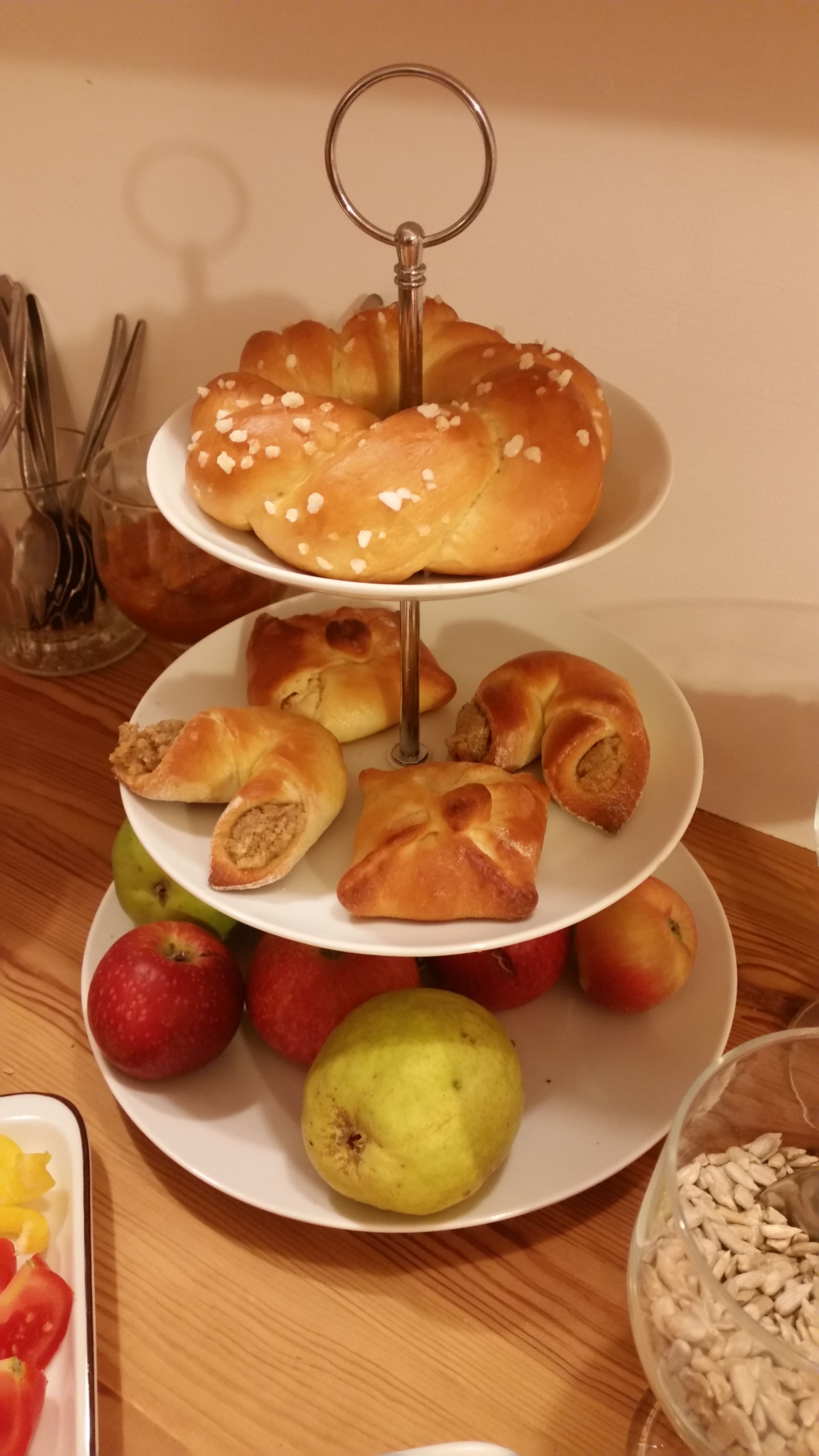 Ein dreistöckiger Servierständer mit Gebäck und Obst.