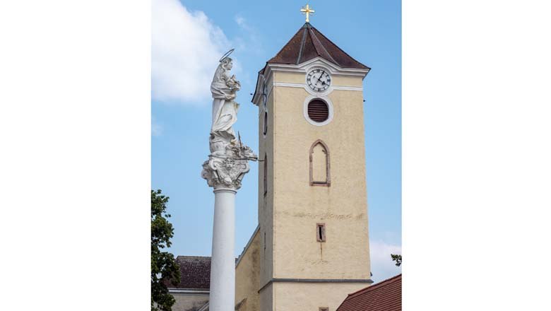 Kirchturm mit Mariensäule, © Peter Mödl