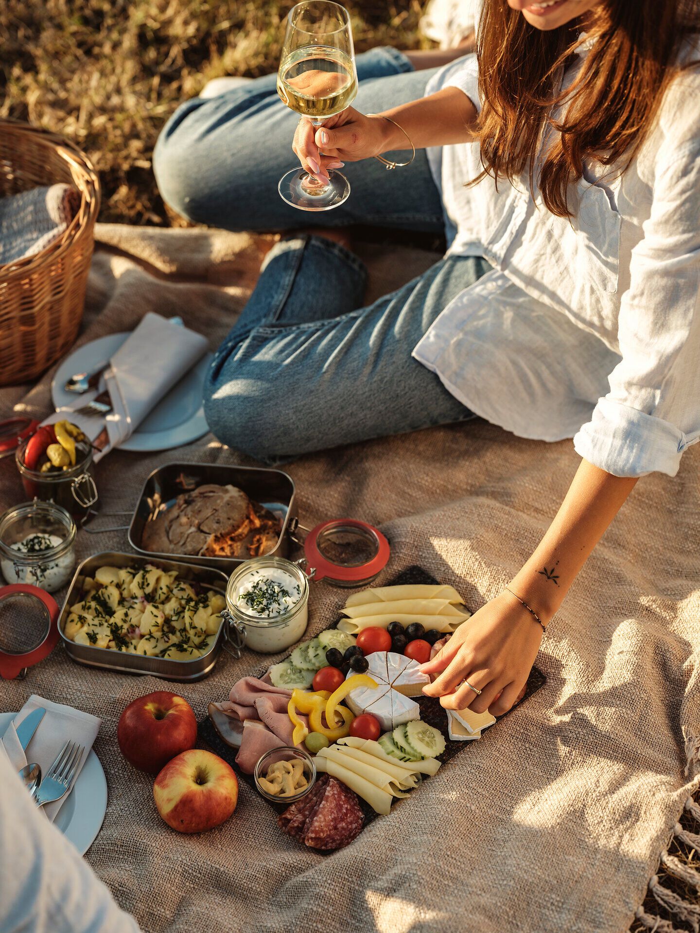 Ein idyllisches Picknick im Weinviertel lädt dazu ein, die köstlichen regionalen Spezialitäten zu genießen. Umgeben von sanften Weinbergen und der warmen Sonne, wird jeder Bissen zu einem Fest der Sinne. Ein Glas Wein in der Hand und die frische Luft machen diesen Moment unvergesslich.