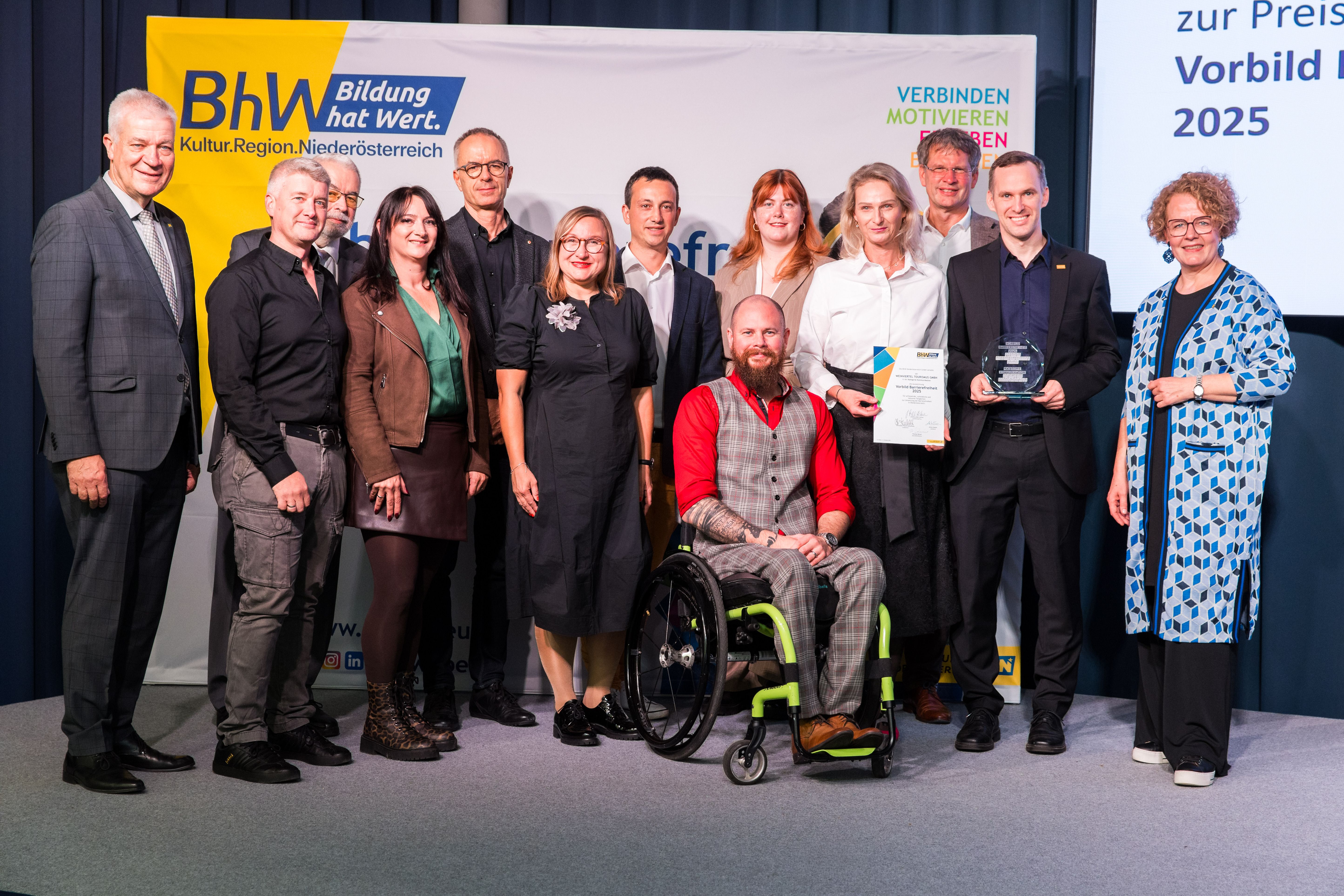 Gruppenfoto im Rahmen einer Preisverleihung.