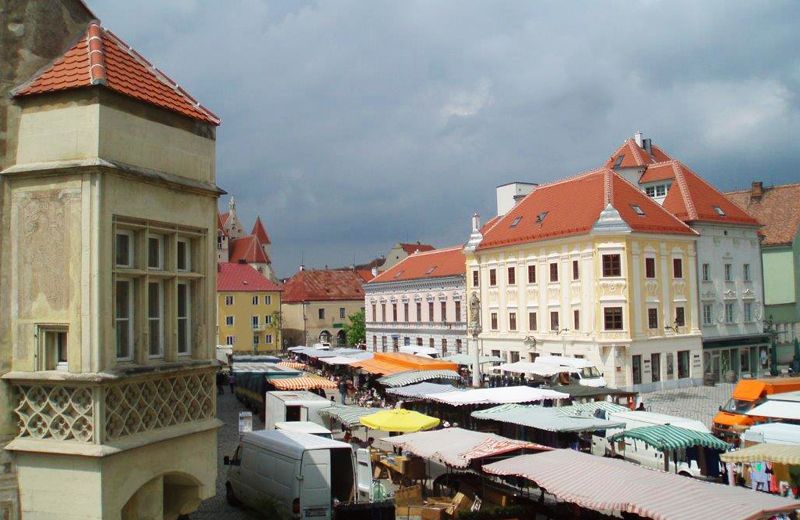 Hauptplatz Eggenburg mit Marktständen