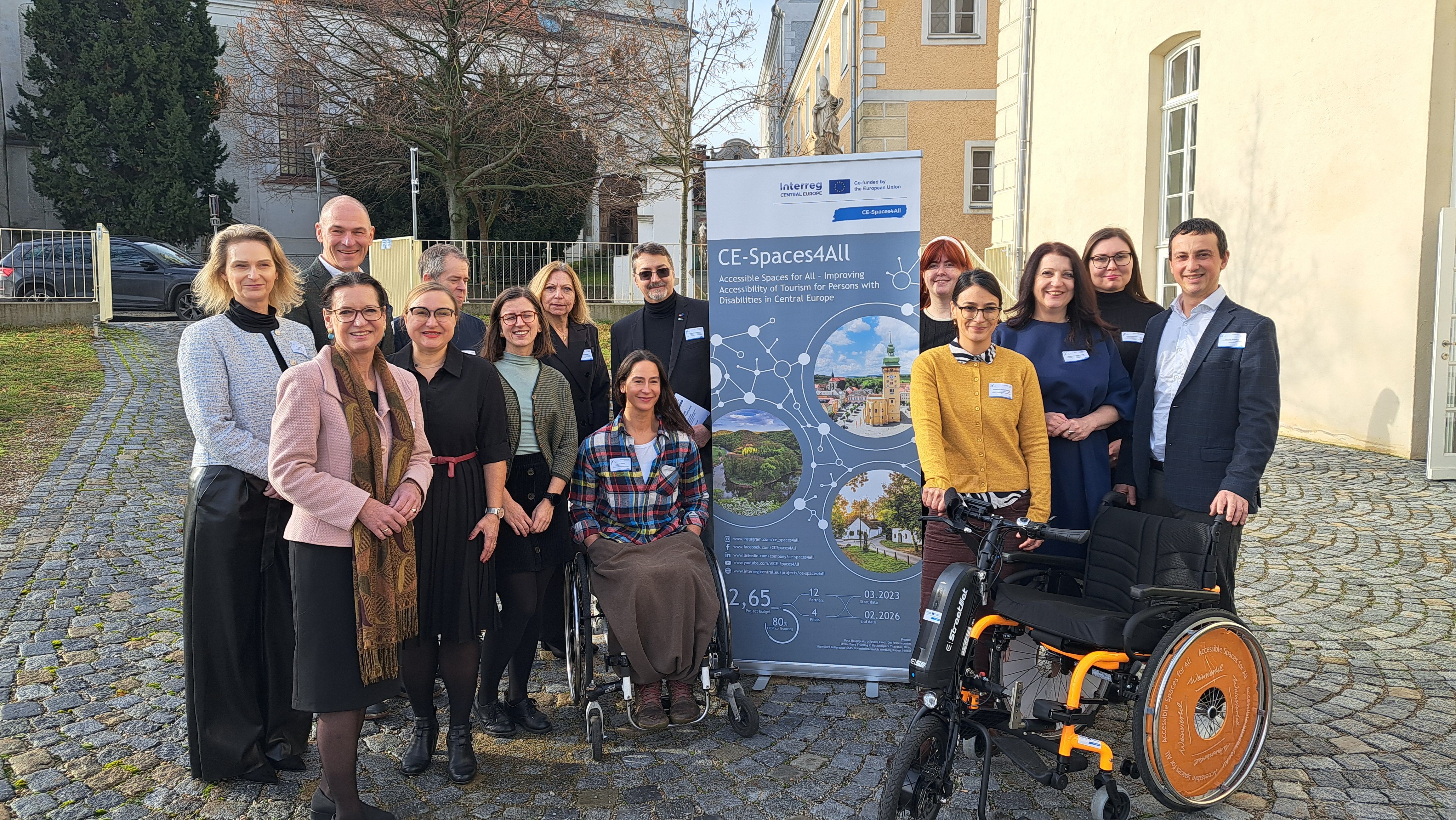 Gruppe von Personen vor Roll-Up.