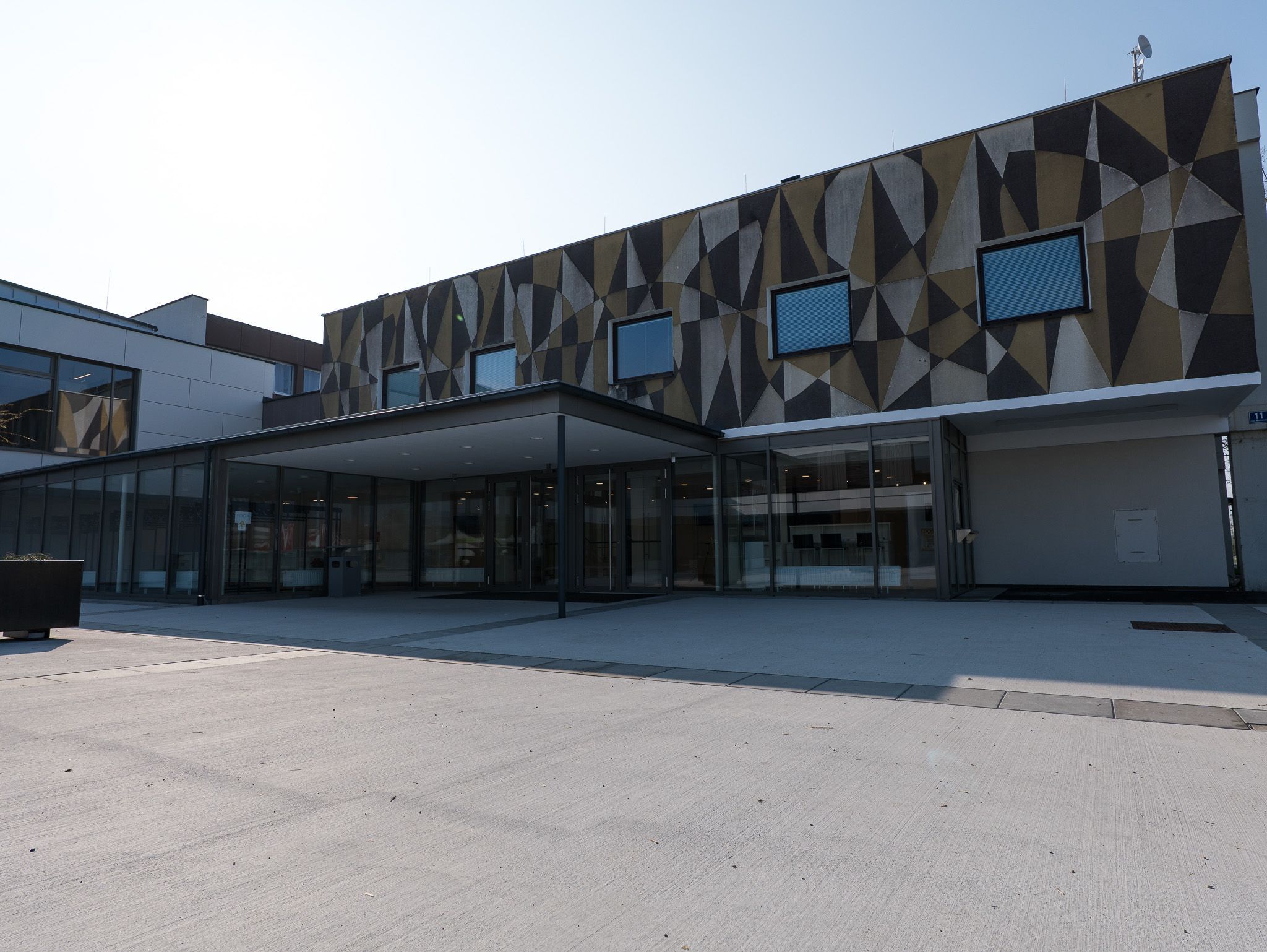 Außenansicht eines modernen Gebäudes mit geometrischen Mustern an der Fassade.