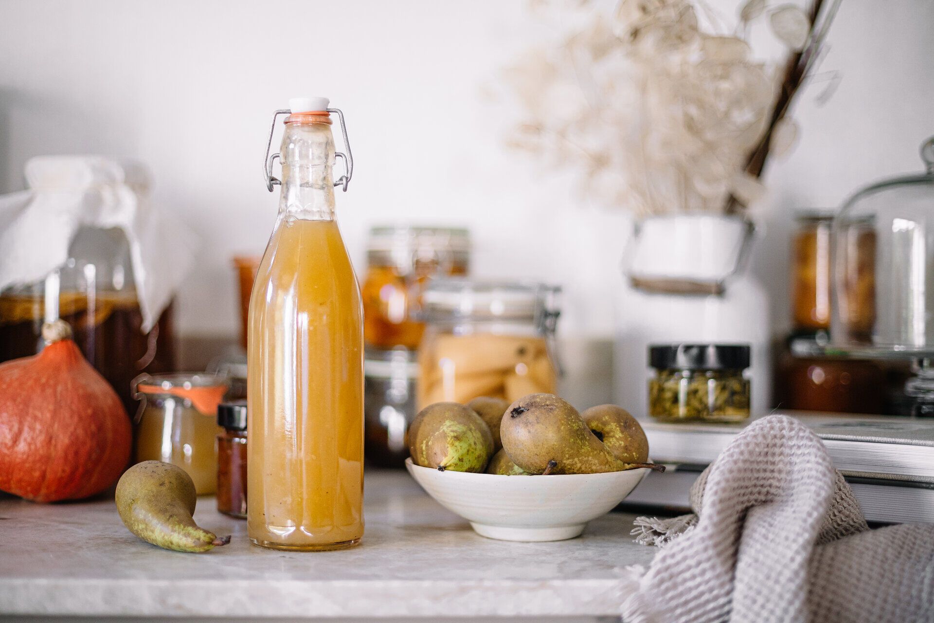 In der warmen Atmosphäre des Gasthauses entfaltet sich der Duft von frisch eingekochtem Saft aus saftigen Birnen und leuchtenden Kürbissen. Hier, wo Tradition und Genuss aufeinandertreffen, erleben Besucher die herzliche Wirtshauskultur Niederösterreichs.